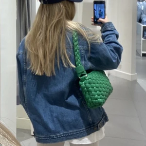 Axelväska  - Grön axelväska från Gina, bra storlek som rymmer mycket trots storleken!