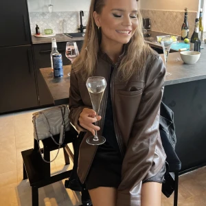 Brun skinnjacka  - Brun skinnjacka med vintage look , använd 2 gånger endast 