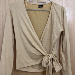 Topp - Ljusgul topp, perfekt till sommaren 