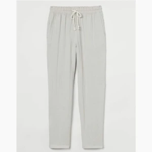 Linnebyxor - Superfina grå/beiga linnebyxor från H&M. Helt oanvända med normalhög midja. Perfekt till sommaren!🌸Fråga gärna om fler bilder💓 Pris kan diskuteras ❤️