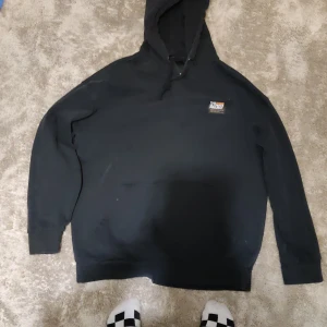 Hoodie  - Säljer min hoodie det står på den "the ultimate projekt" från lager 157