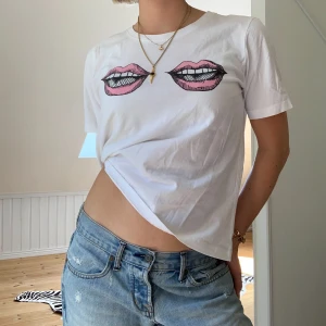 Rodebjer t-shirt - Rodebjer t-shirt med så najs tryck!! Väldigt skönt tyg och den är i bra skick 🤍✨