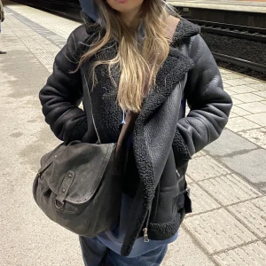 svart skinnjacka asos - köpt för tusenlappen, slutsåld på ASOS. säljer för 499kr. försiktigt använd, ej sliten ❤️ alla bilder är mina