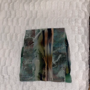 Grön möstrad mini kjol - Grön mönstrad mini kjol aldrig använd storlek M