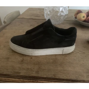 Arigato  - Tja säljer mina arigato skor då dem har blivit för små för mig dessvärre. Skicket är 7/10 där av priset. Vid snabb affär kan priset diskuteras 