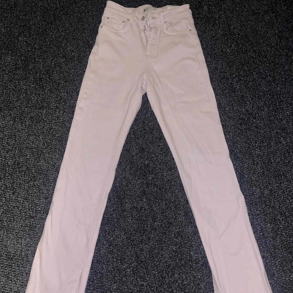 Ljusrosa jeans från gina tricot med slit, helt nya med lapparna kvar på.. Jeans & Byxor.
