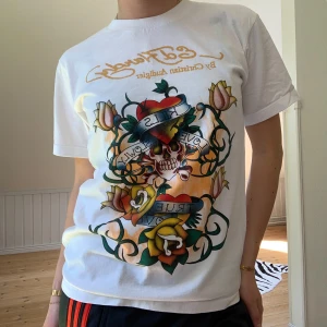 Ed hardy t-shirt - Ed Hardy t-shirt i princip nyskick!! Så najs och passar S-M beroende på hur man vill att den ska sitta🚀🚀
