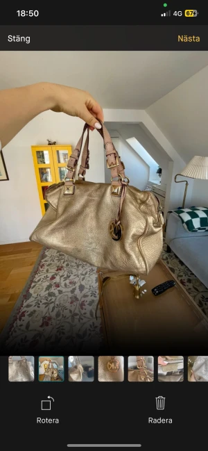 Guldig Michael kors väska  - Rätt sliten men är fortfarande super söt och får plats med så sjukt mycket. 