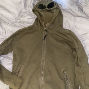 Säljer min Cp Company hoodie nu med dragkedja eftersom jag inte använder den, kan mötas upp i Stockholm o sälja den - Har använt den cirka 5-9 gånger så den är i ett rätt bra skick.