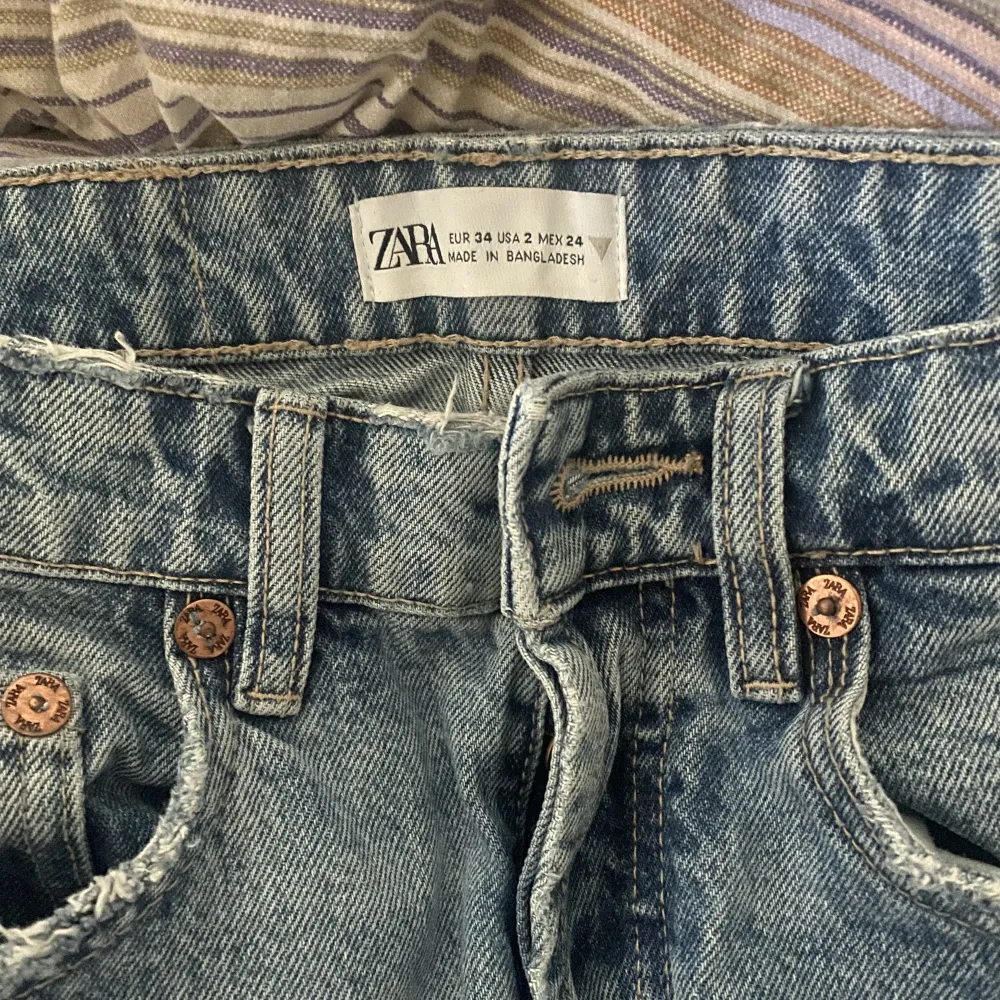 Ett par mid jeans från Zara som är helt oanvända, därför inga defekter. Skriv om intresserad ❤️‍🔥. Jeans & Byxor.