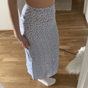 Blommig kjol 🌸 - Kjol från Zara. Satinmaterial. Scrunsch i rumpan. 