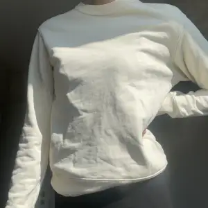 Vit sweatshirt från zara. Skriv för frågor eller liknande💓