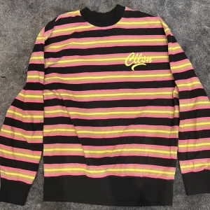 Färgglad randig tröja från collusion - Tröjan är bra skick, och har en normal passform 