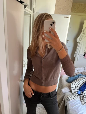 Kofta  - Brun kofta med knappar från hm endast testad❤️