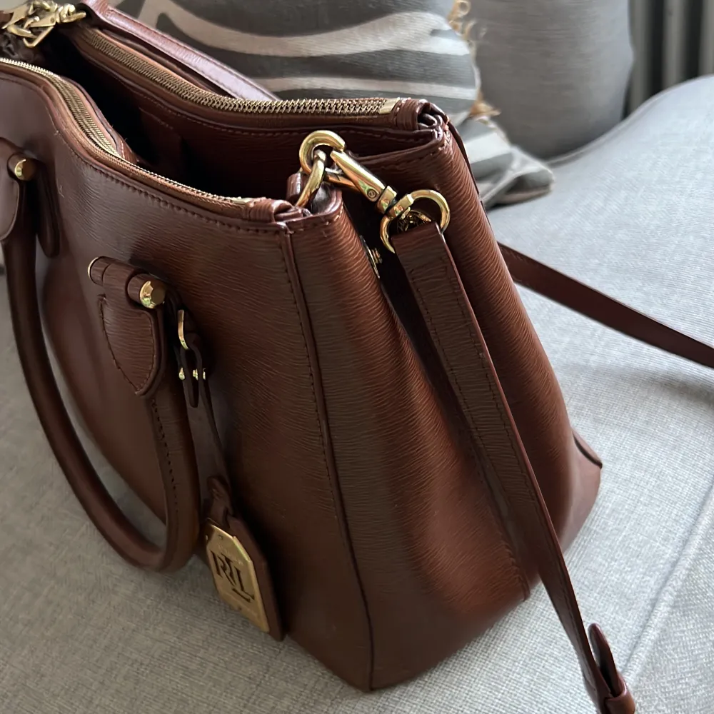 Sparsamt använd väska i fint skick. En perfekt handväska med flera fack. . Väskor.