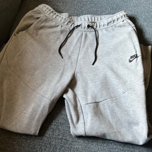 Nike tech fleece  - Fint skick! Den är för stor för mig. Använd ca 3 gånger. Inga skador eller fläckar. Priset kan diskuteras vid snabb affär. 