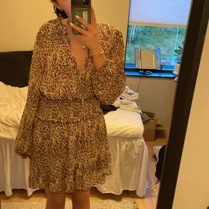 Zara klänning - Så fin klänning från zara perfekt till sommaren 💗