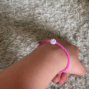 Pink life  - Köper man en så får man ett arband på köpet om man vill 