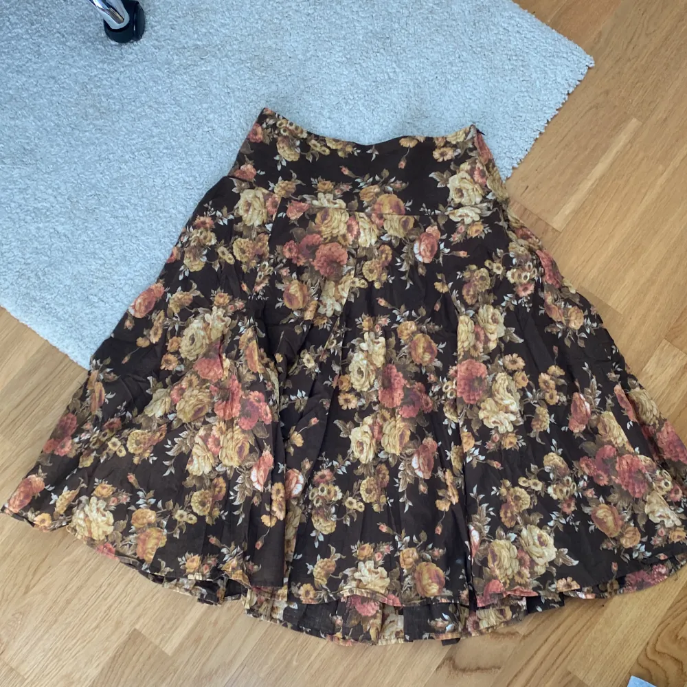 En fin somrig blommig kjol från Zara. Inte så använd. I storlek S. Kontakta för mer information och eller bilder. ☺️. Kjolar.