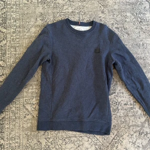 Les deux  - Hej säljer nu min riktigt fräscha tröja! Skicket på denna tröja är 8/10 Går lätt att styla med te,x en skjorta! Har ni några funderingar så tveka inte att skriva till mig!