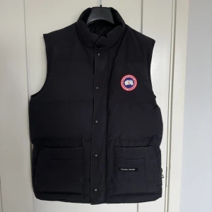 Canada goose gilet  - Säljer en äkta Canada goose gilet i storlek M. Den är stor i storleken och passar både M och L. Hör av dig ifall du har fler funderingar. 