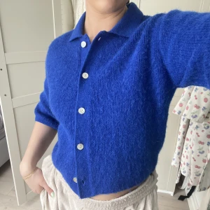 Kofta - En kofta från &otherstories, aldrig använd men väldigt fin!!😊