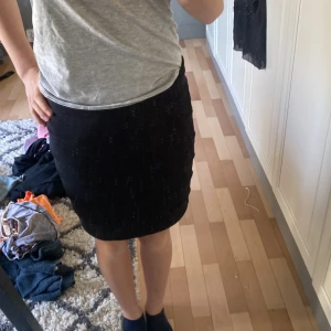 Kjol -  en svart kjol som man kan göra kortare eller lite längre ribbad pris diskuteras