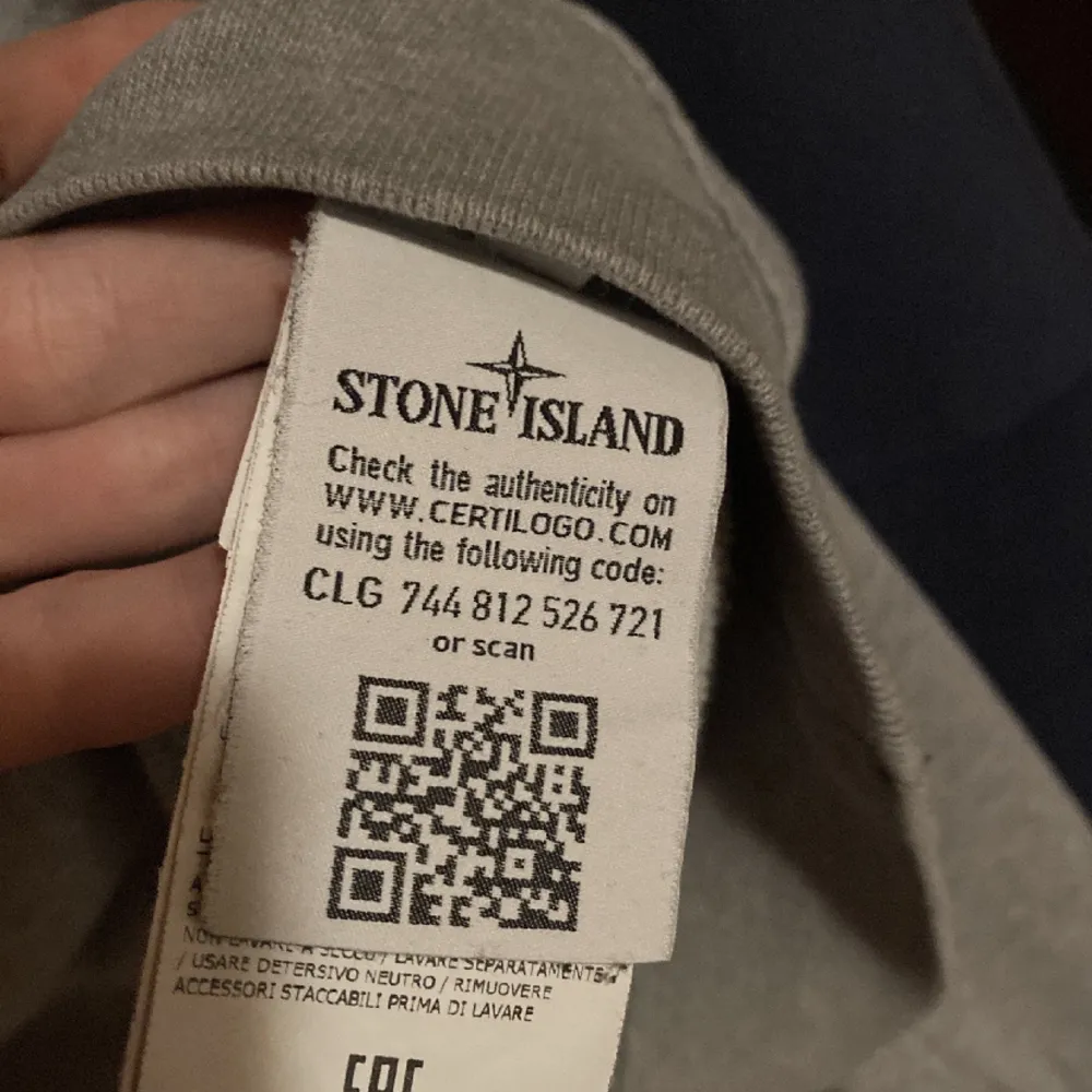 Stone island sweatshirt i använt skick. Självklart äkta. Inga hål eller skador förutom en missfärgning på magen men inget som man tänker på. Skick 7/10. Priset är det som står . Tröjor & Koftor.