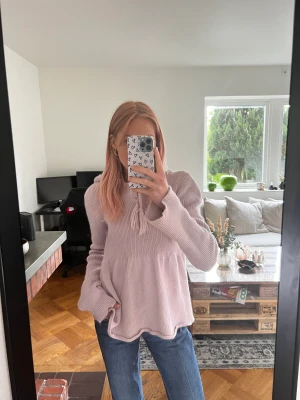 Stickad tröja  - Så fin stickad tröja från Odd molly🩷🫶🏽🌸 har en luva och vida ärmar✨ storlek 3 men passar mig som brukar ha xs-m🤍 sparsamt använd 