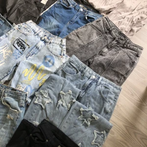 Jeans - Rensat MASSOR. Allt från oanvänt till använt. Märken som Shein, Salt, Nakd osv… Storlekarna varierar mestadels från S till M. Pris diskuteras men förvänta er mellan 50 och 150kr.