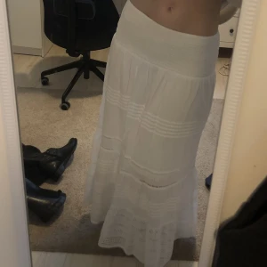 Lång vit kjol🌸 - Super fin lång kjol från Lindex i storlek M. Kan mötas upp i Nacka / Stockholm eller köparen betalar för frakt 💖💖