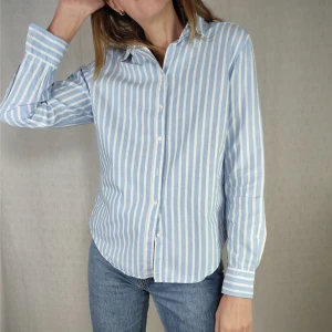 Randig skjorta - Randig skjorta från Gina Tricot i storlek 34. I bra skick.