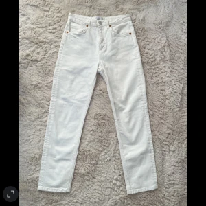 Zara jeans  - De är i väldigt bra skick , mer mom jeans liknande 