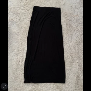 Lång kjol med slits  - Svart lång kjol med slits 