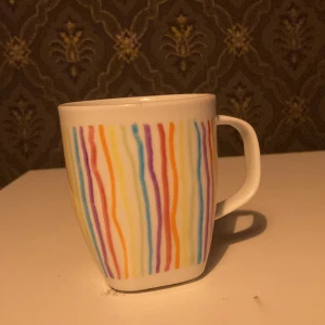Mugg - En mugg med regnbågs mönster, hemma gjord jag tänker göra fler och sälja skriv gärna till mig om jag ska göra någon annan Pride flagga, muggen är från Ikea och jag har gjort mönster själv frakt ingår inte