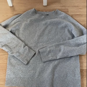 Vero Moda tröja - En jätte fin tröja ifrån Vero Moda som har vart min favorit tröja under en längre period men skulle säga att den är väldigt sparsamt använd! 💘