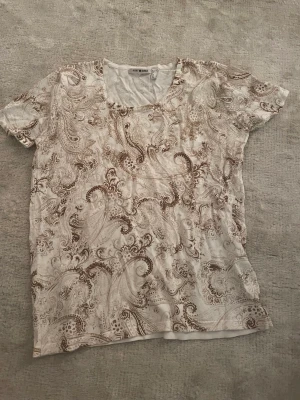 Tröja  - 50kr + frakt 