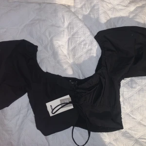 Sommartopp - Svart croppad topp från bikbok, aldrig använd!