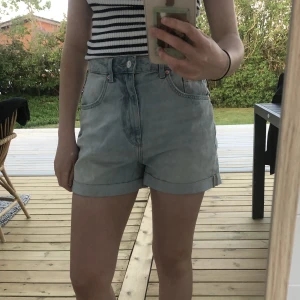 Jeansshorts  - högmidjade Jeansshorts ifrån h&m. Midjemått är 74 och mått från midja ner är 37,5 cm💘