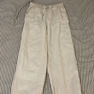 Linnebyxor  - säljer nu mina linnebyxor från arket! säljer pga att de är för korta i benen för mig. de är knappt använda  pris kan diskuteras!