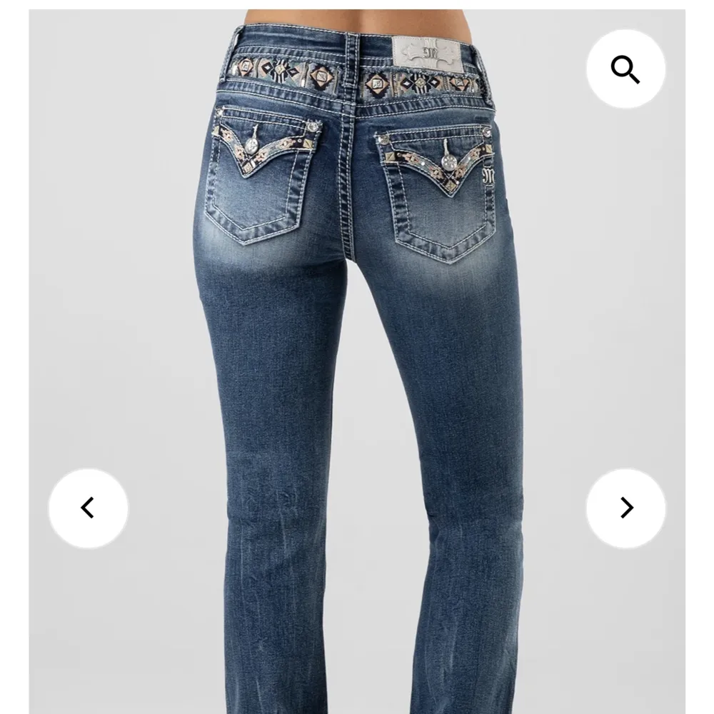 Hej jag söker ett par miss me jeans i storleken 25 vill helst ha ett par med fickor där bak men funkar utan köper för ett rimligt pris så om du säljer skriv💋. Jeans & Byxor.