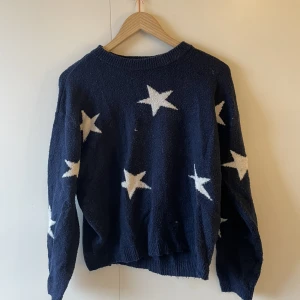 Tröja - Stickad tröja med stjärnor på.💗