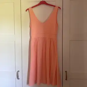 Jag säljer denna fina rosa klänning då den är för stor! Väldigt fint skick och använd Max 2 gånger! Hör av er vid intresse!