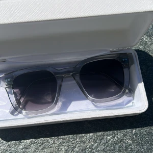 Chimi 04 grå - Säljer mina chimis. De är använda kanske 6 gånger bara men tyvärr är det en skruv som sitter löst vilket gör att det inte blir motstånd när man fäller ihop de på ena sidan, därav priset. Vet inte riktigt hur jag ska förklara. Annars ser de ut som nya💖