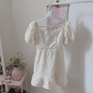 Vit klänning  - Superfin vit klänning från & other stories perfekt till studenten. Aldrig använd så i nyskick! 💗