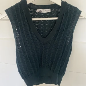 Zara topp - Mörk grön topp från zara i storlek S. 💚 Bra skick!