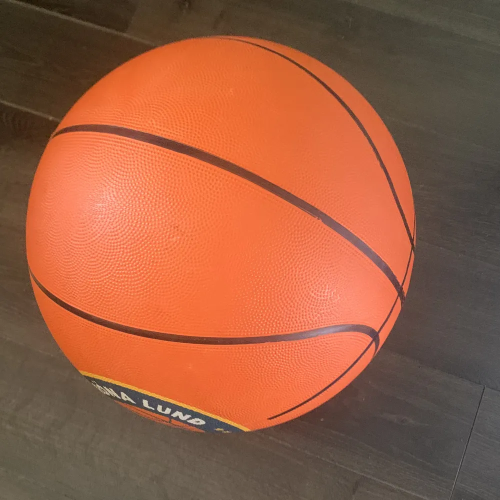 Stor basketboll från Grönalund! Rolig för barnen att leka med då den är ca 47 cm i diameter. Säljs för endast 99kr ⭐️ Kan hämtas, kan tyvärr inte fraktas. Övrigt.