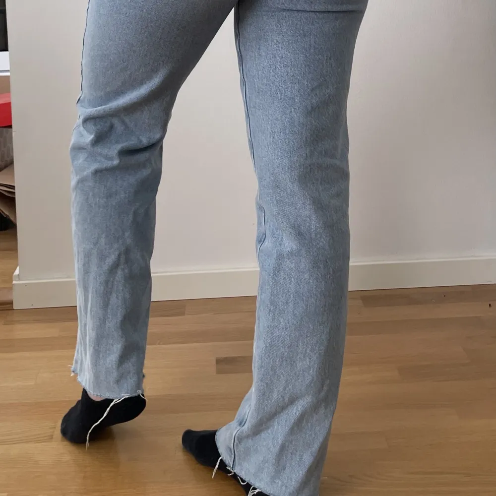 Ljusa zara jeans strl 36. Jag tror att det är modellen straight high waist. Jeans & Byxor.