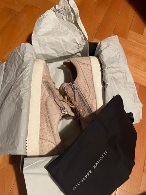 Giuseppe Zanotti  - Giuseppe Zanotti, mycket fint skick. Snygga och bekväma till sommaren. Hör av dig om du har frågor!