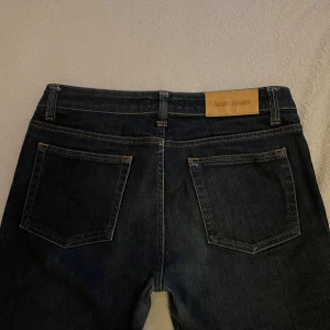 Acne jeans - Lågmidjade acne jeans, fint skick! Står ingen storlek i men skulle säga att de passar 34-36💕